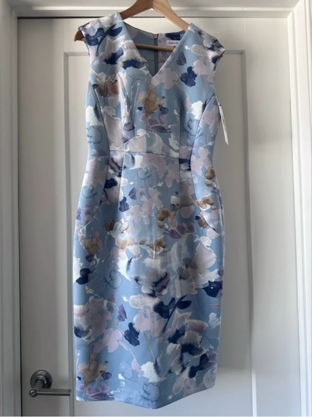 💙 NWT! Blue & White CALVIN KLEIN Floral V-Neck Sleeveless Sheath Dress - Size 10 - Picture 3 of 11